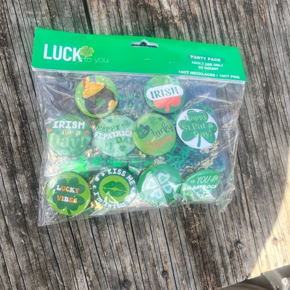 NEW ST. PATRICKS DAY ADULT PARTY FAVORS BUNDLE OF 2 (BUTTONS & NECKLACES) 40 CT - Picture 4 of 9